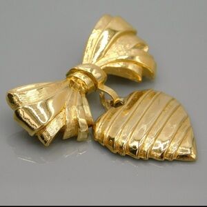 Vintage Avon Gold tone Heart brooch with Bow sign I love you grandmother